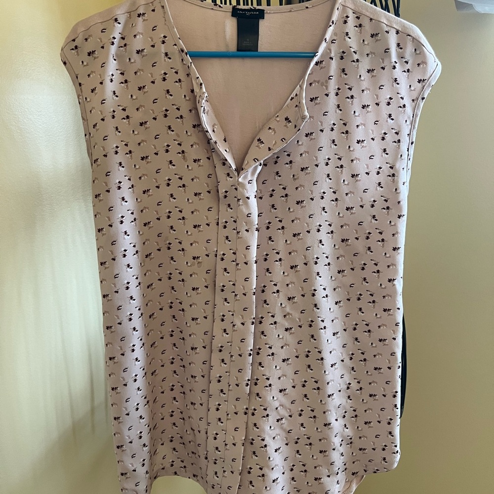 Ann Taylor Blouse size medium in Light Pink with darker pink floral print